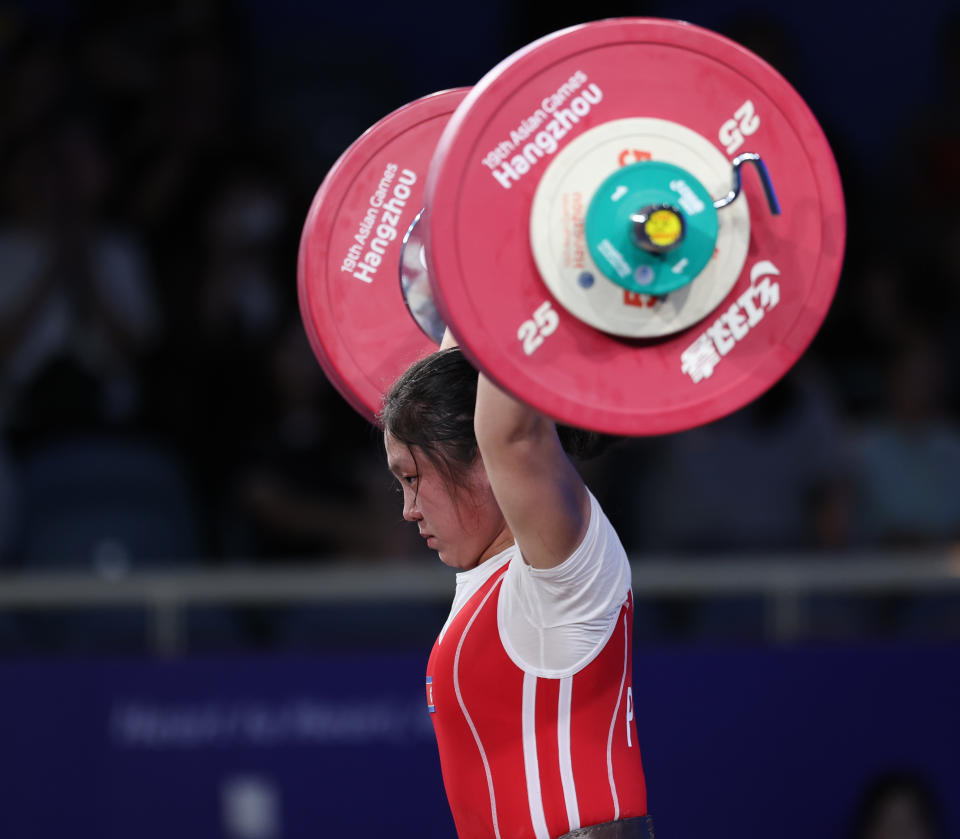 北韓20歲小將金日景舉出抓舉111公斤、挺舉135公斤、總和246公斤奪下金牌。（中華奧委會提供）