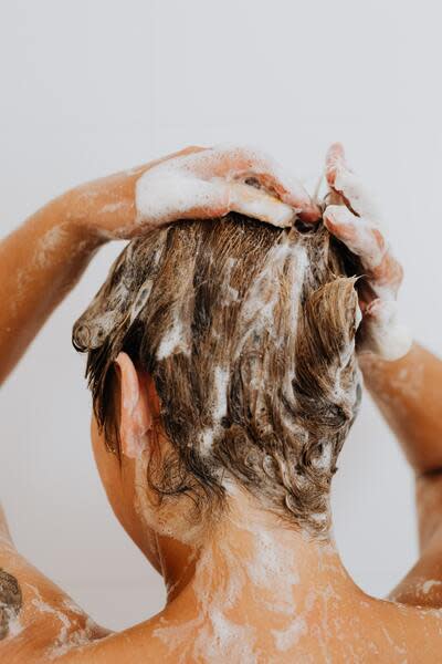 專家指出，除了要考量洗髮精的成分之外，民眾應考量自身的髮質與出油狀況，決定洗頭的頻率。（網路截圖）