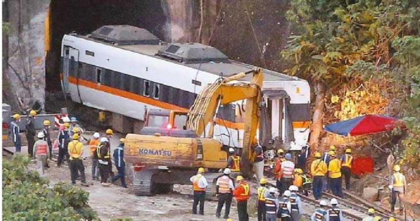 台鐵408次太魯閣號撞上滑落邊坡的工程車，造成49人罹難、逾200人輕重傷的重大事故。（圖／報系資料照）