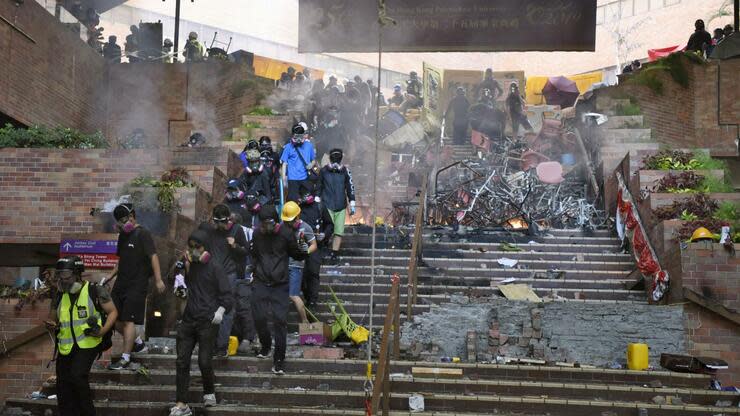 Demonstranten verlassen den Campus. Zuvor kam es dort zu Zusammenstößen zwischen Demonstranten und der Polizei. Foto: dpa