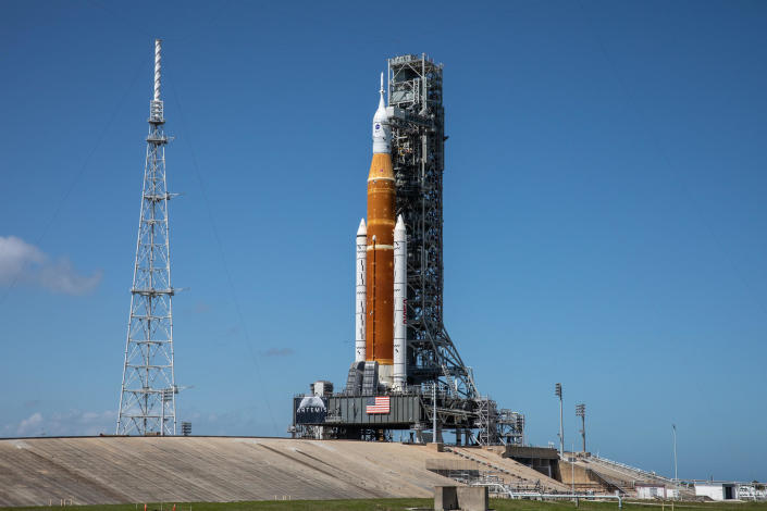 La fusée lunaire du système de lancement spatial au sommet du pad 39B au Kennedy Space Center pour un compte à rebours de répétition générale et un test de ravitaillement plus tôt cette année.  La NASA prévoit de ramener la fusée sur le pad dans la nuit de mardi pour préparer l'énorme propulseur pour son lancement inaugural le 29 août. / Crédit : NASA file photo