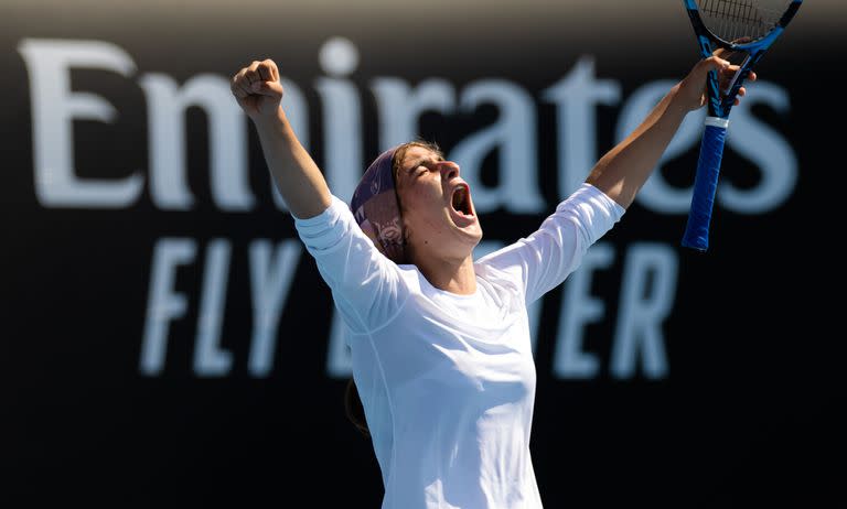 La gran celebración de Meshkatolzahra Safi, la primera tenista junior de Irán en jugar y ganar un partido de Grand Slam. 