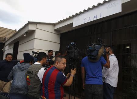 Members of the media wait for news after a Syrian woman and two Pakistani men arrived at an immigration center in Tegucigalpa, Honduras November 21, 2015. REUTERS/Jorge Cabrera