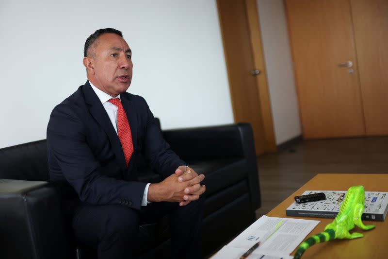 FOTO DE ARCHIVO. El presidente de Ecopetrol, Ricardo Roa, habla en una entrevista con Reuters en Bogotá
