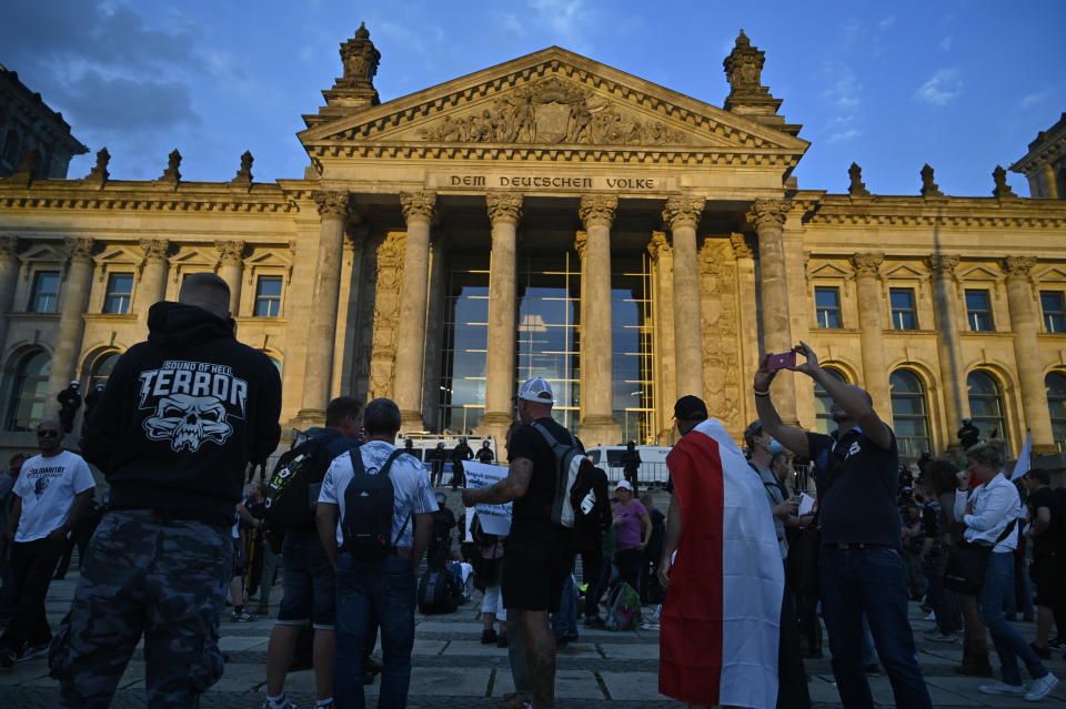 Demonstranten und Polizisten vor dem Reichstagsgebäude. (Bild: John MACDOUGALL / AFP)