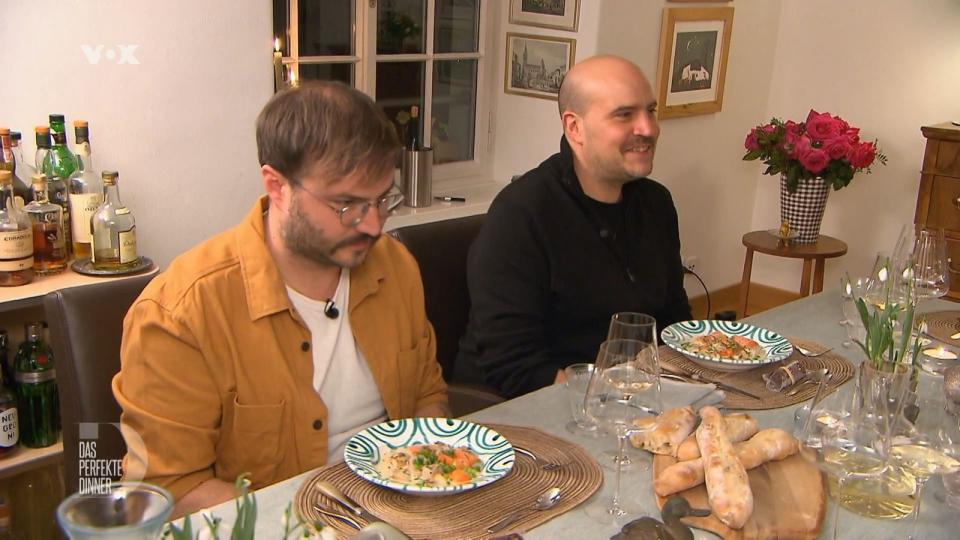 Bastian (links) hat sich die Hauptspeise völlig anders vorgestellt.
 (Bild: RTL)