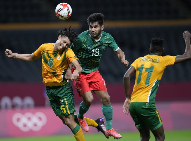 Luke Fleurs of South Africa, left, and Mexico's Eduardo Aguirre, center.