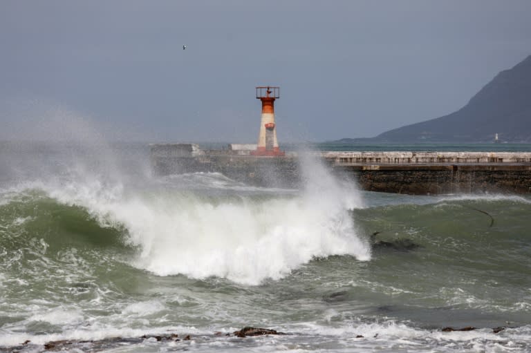 Fortes vagues à Kalk Bay, près du Cap, le 17 septembre 2023 en Afrique du Sud (AFP - GIANLUIGI GUERCIA)