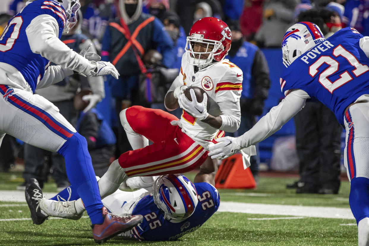 El balón suelto de Mecole Hardman reanimó la polémica sobre el balón suelto que sale en las diágonales durante los NFL playoffs. (AP Photo/Matt Durisko)