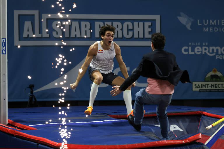 El festejo del campeón olímpico Duplantis y un abrazo muy especial: con el francés Renaud Lavillenie, organizador del torneo y el hombre al que le arrebató su primer récord