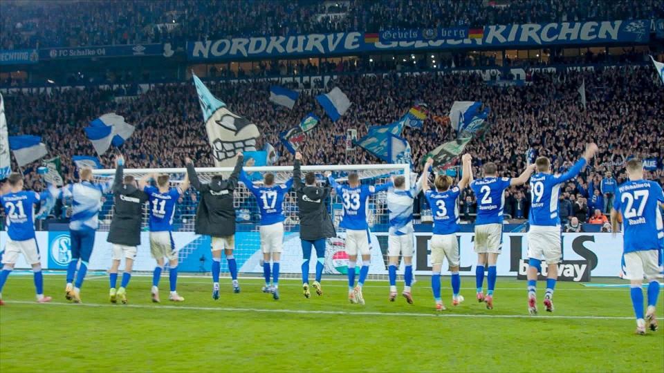 Endlich wieder Jubel vor der Nordkurve: "Zurück zum Wir" ist ab 15. September bei RTL+ im Programm. Die Schalke-Doku erzählt vom Wiederaufstieg des Ruhrpottclubs. (Bild: RTL / FC Gelsenkirchen-Schalke 04 e.V. & Warner Bros. ITVP Deutschland GmbH)