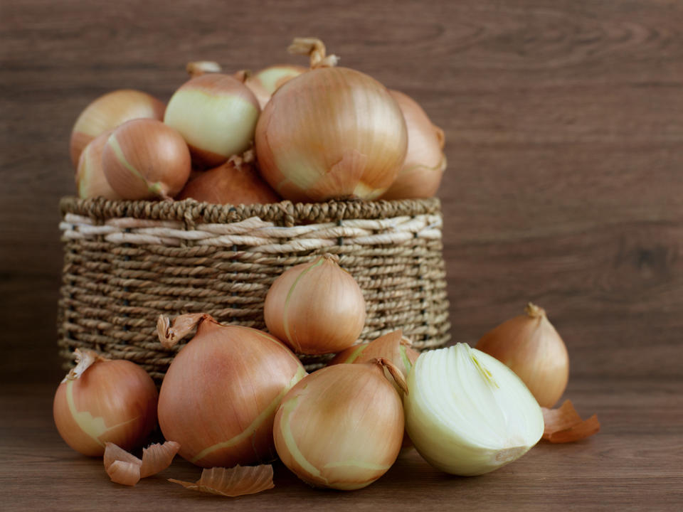 Ihre Schale schützt Zwiebeln vor Schimmelsporen. (Bild: Evgeniya369 / Shutterstock.com)