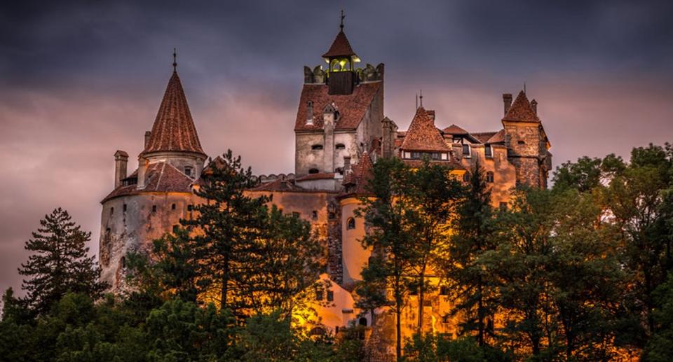 El hotel ‘Castel Dracula’ fue construido entre 1973 y 1986 con elementos arquitectónicos con aire medieval. Foto: Twitter