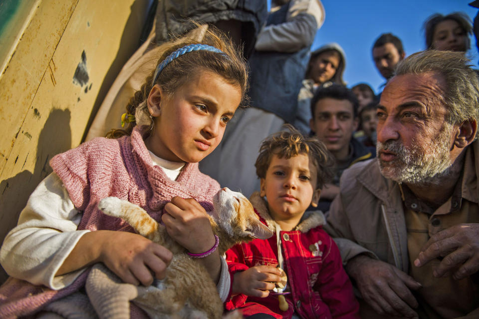 Refugees flee Mosul, Iraq