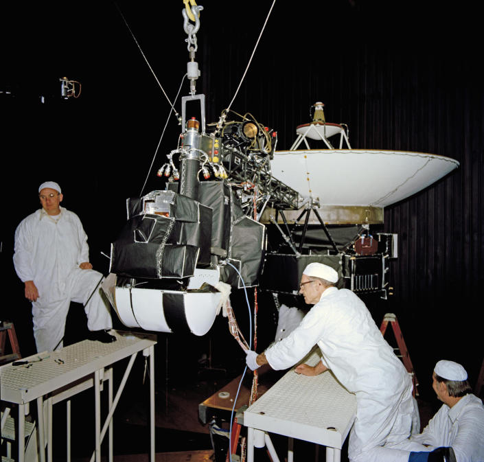 4 voyager space probe