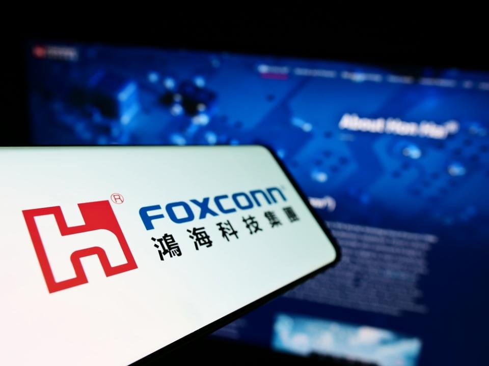 鴻海科技（Foxconn）是臺灣電子零組件龍頭大廠也是用電大戶，2022年的用電量比冰島一整年的用電還高，若能100%轉用綠電將能有效減少碳排。© T. Schneider／shutterstock.com