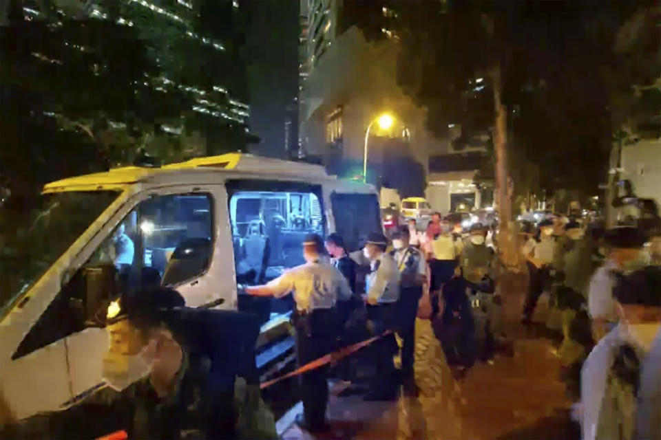 En la imagen ese ve cómo el hombre que había estado tocando con la armónica frente al consulado británico es introducido en un vehículo policial. (Foto: Patreon @Boomhead via AP)