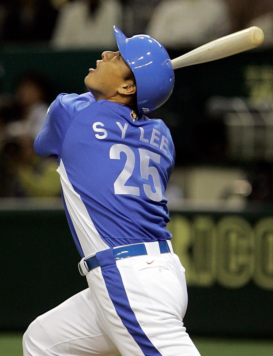 TOKYO - MARCH 5:  Infielder Seung-Yeop Lee #25 of Korea looks at the ball against Team Japan during the first round match of the 2006 World Baseball Classic on March 5, 2006 at the Tokyo Dome in Tokyo, Japan. Korea defeated Japan 3-2.  (Photo by Junko Kimura/Getty Images)