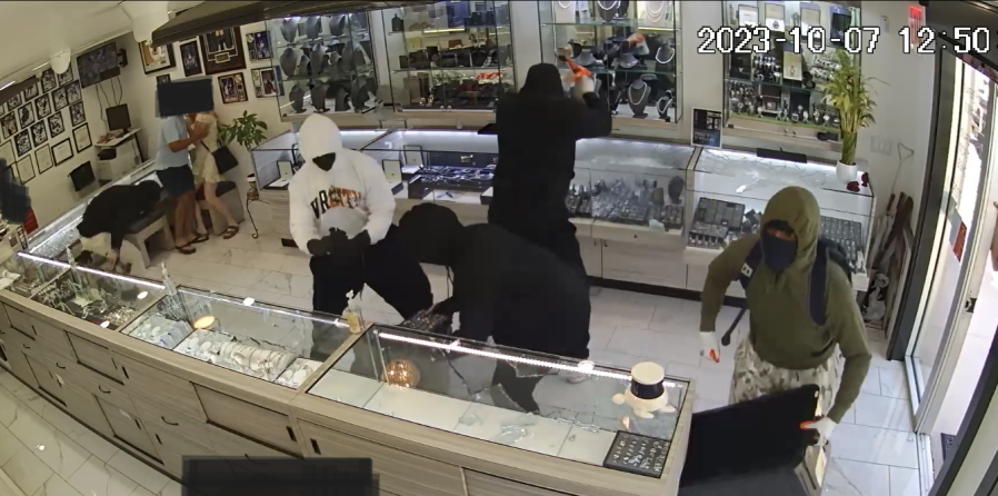One of five suspects arrested in Manhattan Beach smash-and-grab robbery