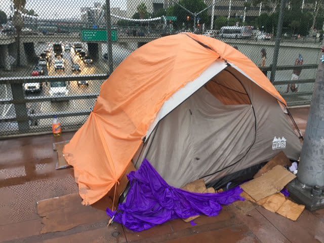 洛杉磯市中心街頭的遊民帳篷。（記者楊青／攝影）