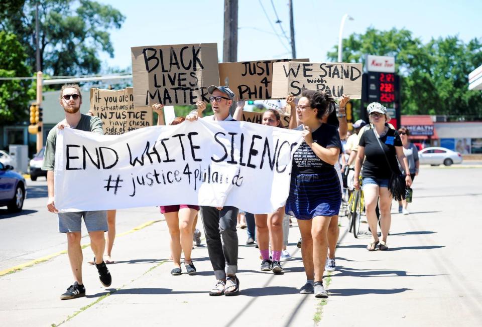 Police fatally shoot Philando Castile in Falcon Heights, Minn.