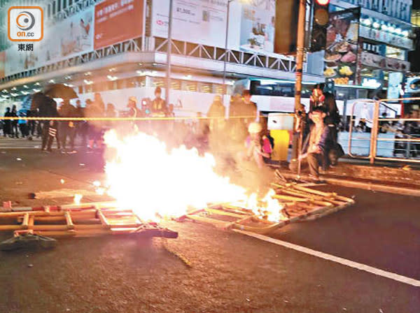 本港經過稍為平靜的時間後，前晚「黑暴」又再湧現堵路縱火。