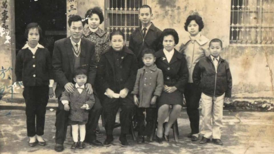 林玉魁年約40歲時與母親、妻子及7個孩子拍全家福。（圖／翻攝自蘇澳鎮公所臉書）