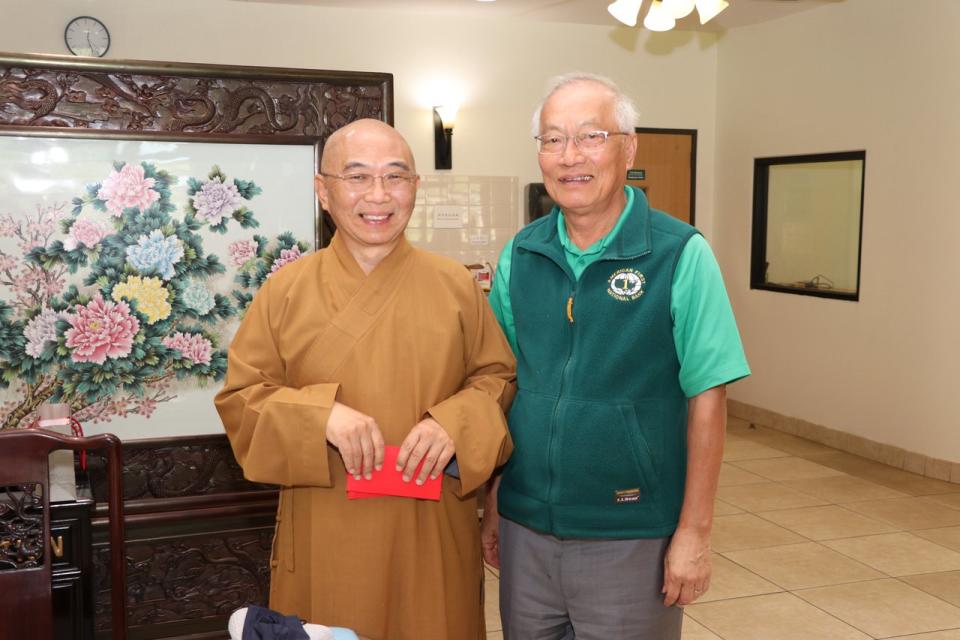 吳文龍（右）代表恆豐銀行及旗下塑膠公司，捐贈紅包給菩提中心，由宏意法師（左）代表接受。（記者封昌明／攝影）