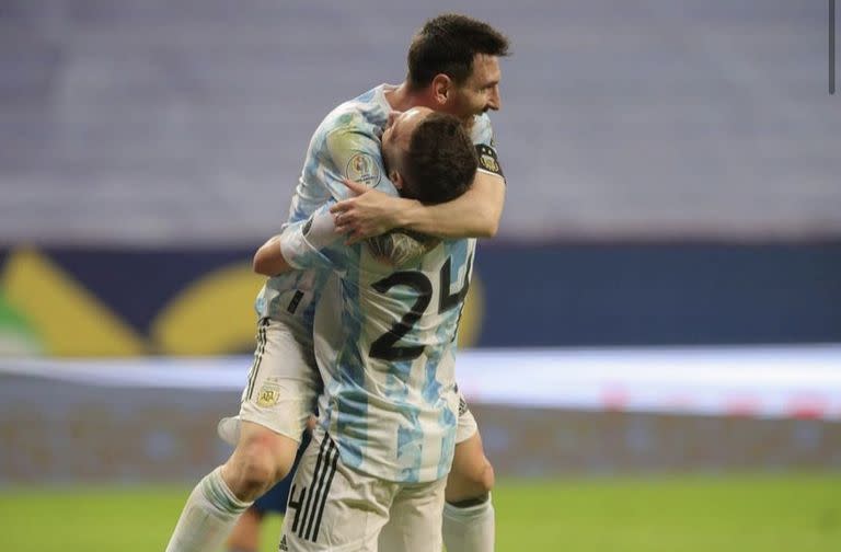 El festejo del Papu Gómez con Messi en el partido contra Paraguay