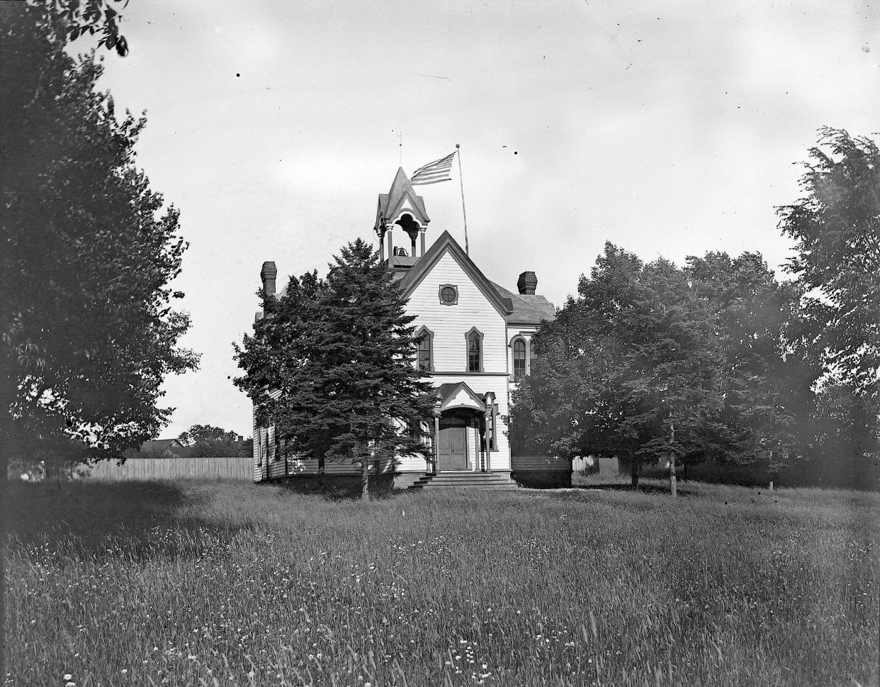 Tallmadge Center School stands on North Avenue at the turn of the 20th century. The 47-star flag in the photograph narrows the date range of the photo to 1896 to 1908.