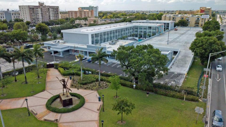 La plaza de don Quijote recibe a los visitantes en la entrada de Hialeah a través de Palmetto Expressway hacia 49th Street. Arriba se ve Alture Westland, un complejo de apartamentos boutique en alquiler 11 de mayo de 2022