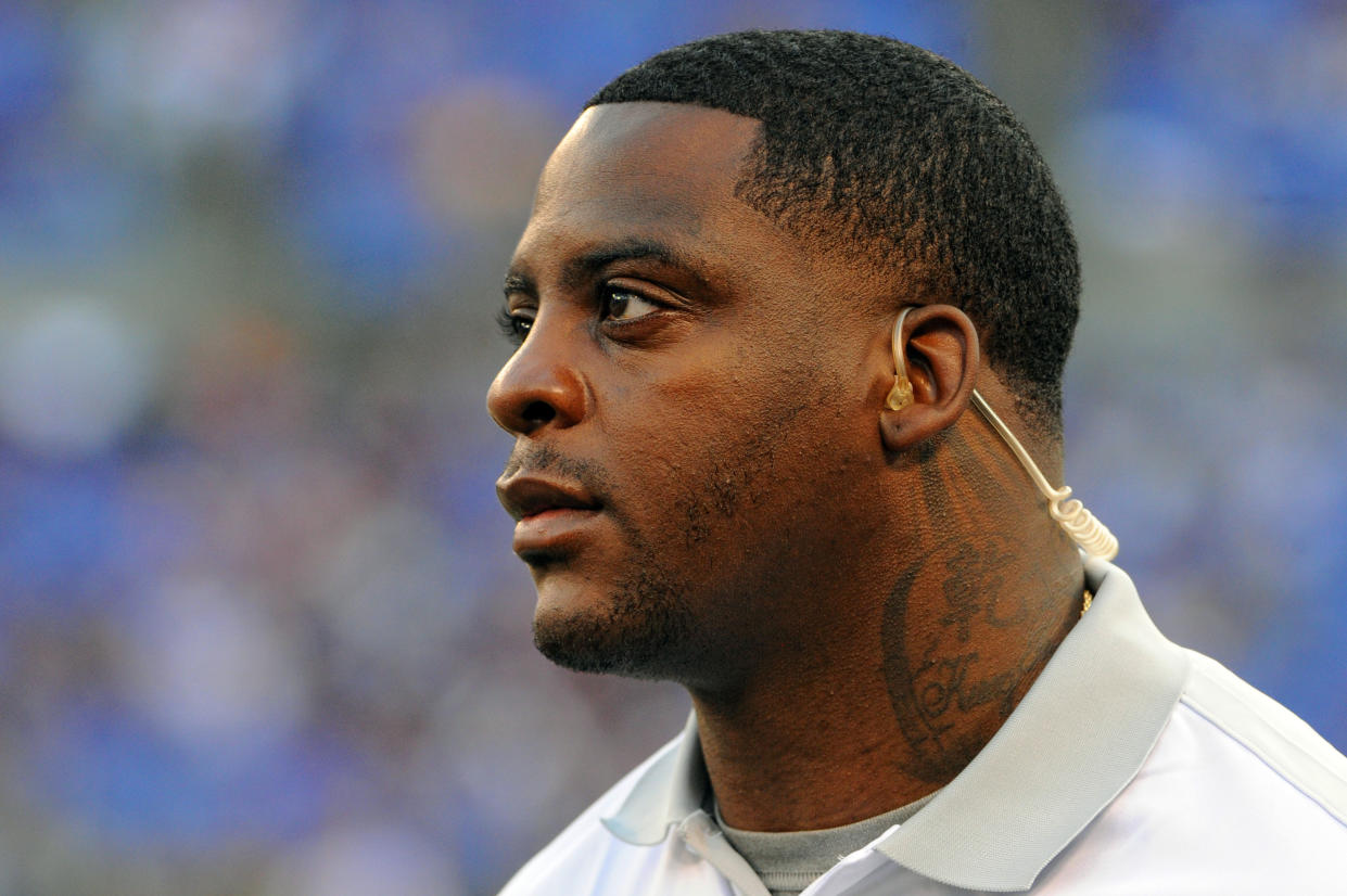 29 August 2015: Former Washington Redskins running back Clinton Portis broadcasts from the field at M&T Bank Stadium, in Baltimore, MD. (Photo by Mark Goldman/Icon Sportswire/Corbis/Icon Sportswire via Getty Images)