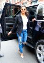 <p>Sometimes mimicking your face shape with the frame of your sunglasses works best, as demonstrated by Priyanka Chopra. </p>