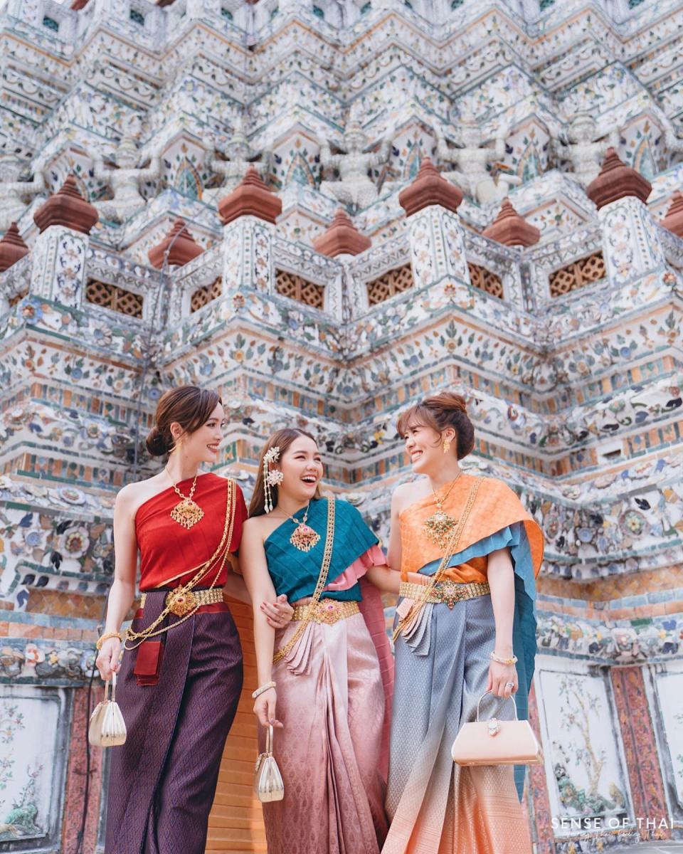 泰國旅遊｜曼谷泰服體驗每人低至$159！精緻傳統絲綢逾千款服飾配搭 去鄭王廟打卡影靚相必著