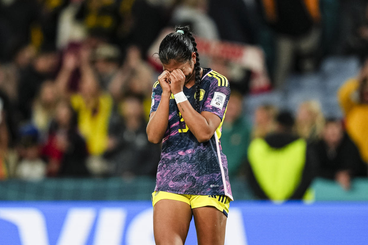 Daniela Arias se derrumba al terminar el partido donde Colombia fue eliminada del Mundial Femenil Australia y Nueva Zelanda 2023, luego de perder por 2-1 frente a Inglaterra. | Foto: Daniela Porcelli/Eurasia Sport Images/Getty Images