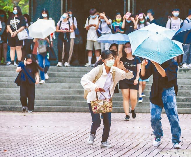 大學指考30日畫下圓滿句點，考生走出考場時如釋重負，展露開心笑顏與同行友人追跑打鬧。(羅永銘攝）