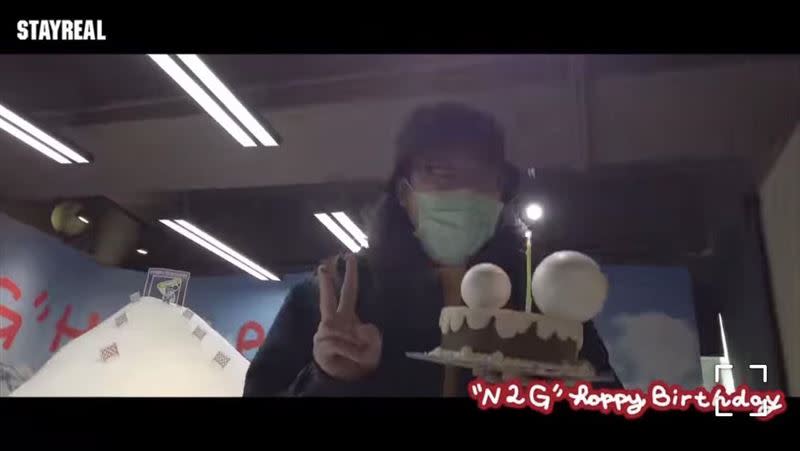 生日蛋糕放上兩個小雪球。（圖／翻攝自STAYREAL IG）