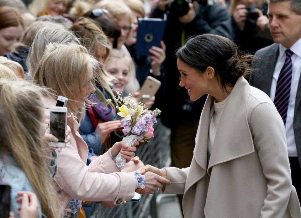 Meghan Markle recibió las flores de parte de una fan de la realeza en Irlanda del Norte (AFP vía Getty Images)