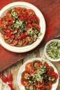 <p><strong>INGREDIENTES (4 personas):<br></strong>- 1 kg de tomates de distintas variedades<br>- Hiebabuena <br>- Perejil fresco <br>- Albahaca fresca <br>- 2 limas <br>- 200 g de cuscús <br>- Aceite de oliva virgen extra <br>- Sal <br>- Pimienta </p><p><strong>1 Lavar y secar los tomates. </strong>Retirar el pedúnculo y corta en rodajas. Colocar en una fuente, salpimentar y rociar con aceite de oliva virgen. <br><strong>2 Hacer zumo de una lima</strong> y rallar la piel de las dos. Limpiar y picar muy fino las hojas de perejil, albahaca y tomillo. Poner en un bol las hierbas picadas, el zumo de lima, la ralladura de las limas y 4 cucharadas de aceite de oliva virgen.<br><strong>3 Poner una olla al fuego</strong> con agua, sal y aceite. Cuando empiece a hervir, apagar el fuego y añadir el cuscús. Tapar la olla y dejar que absorba el agua 5 minutos. Destapar y poner de nuevo en el fuego. Añadir un poco de mantequilla y remover con un tenedor para despegar los granos. Retirar, colar y agregar al bol con las hierbas; remover. Servir los tomates con el cuscús.</p>