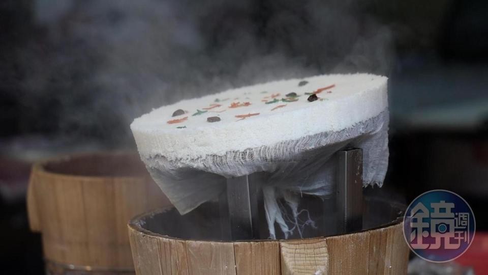 用糯米、蓬萊米、在來米混和製成的「原味鬆糕」，是大陳人慶祝年節或祝壽的傳統食物。（150元／份）