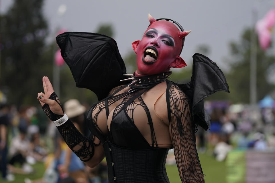 Un fan disfrazado posa en el Festival Tecate Emblema en la Ciudad de México el sábado 18 de mayo de 2024. (Foto AP/Aurea Del Rosario)