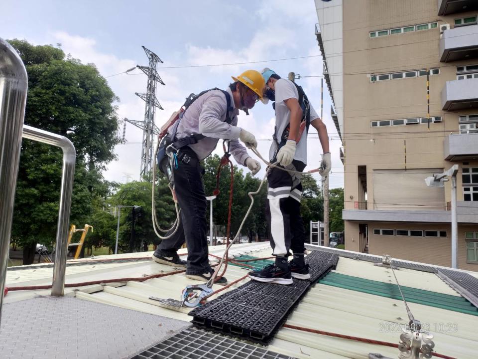 學生參與屋頂體感訓練，了解如何正確使用安全防護具，避免發生職災。（勞工局提供）