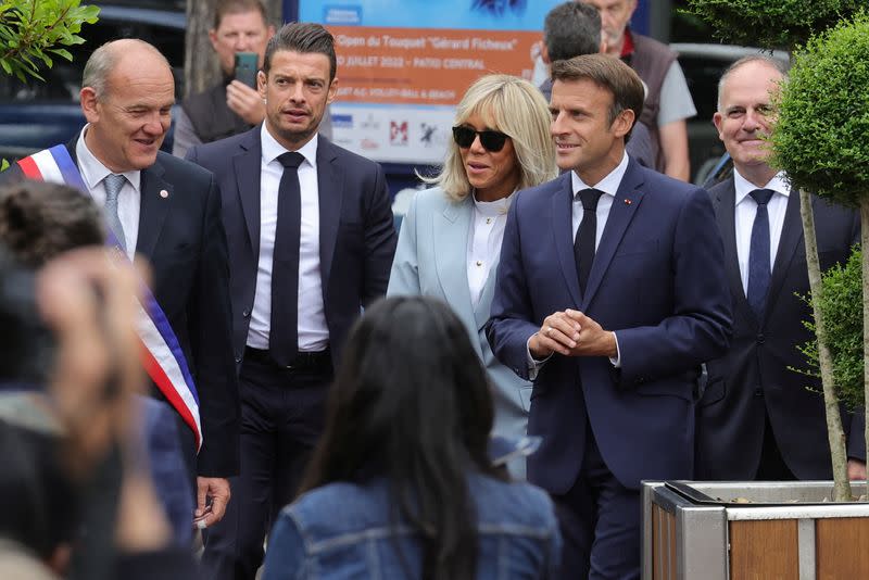 El presidente francés, Emmanuel Macron, y su esposa Brigitte Macron, llegan para votar en la segunda ronda de las elecciones parlamentarias, en Le Touquet-Paris-Plage, Francia