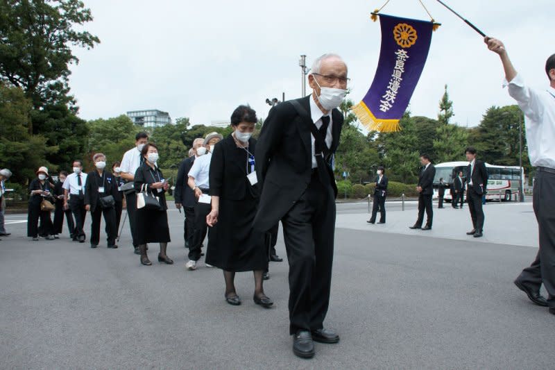 Bereaved families of the war dead are seen arriving before the memorial service. Photo by Keizo Mori/UPI