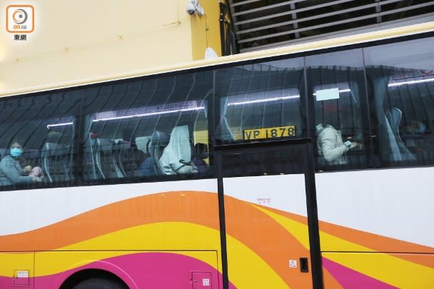 滯留秘魯的65名港人昨日返港後，由專車送去亞洲博覽館接受病毒測試。
