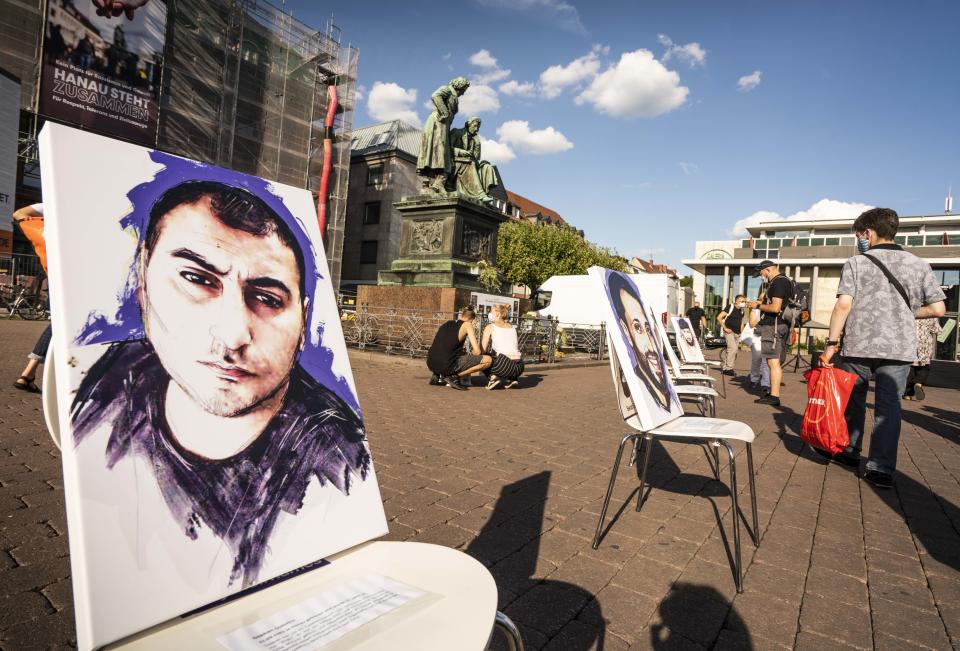 Gemälde der Opfer stehen auf Stühlen auf auf dem zentralen Marktplatz (Bild: Frank Rumpenhorst/dpa)