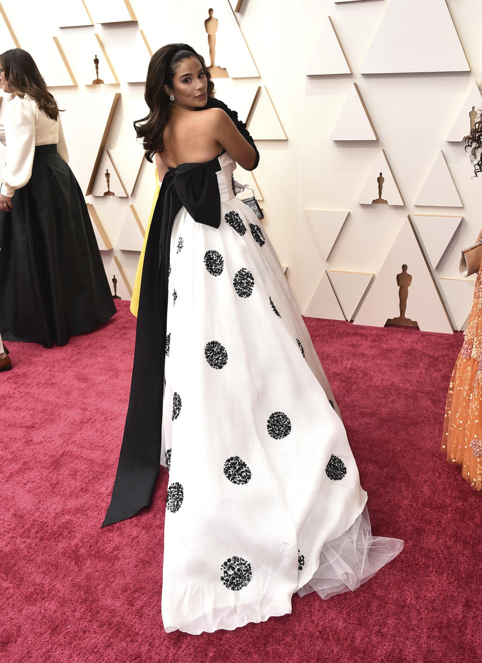 Diane Guerrero llega a los Oscar el 27 de marzo de 2022 en el Teatro Dolby en Los Angeles. (Foto Jordan Strauss/Invision/AP)