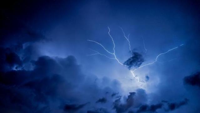 2 struck by lightning leaving Yankees spring training game