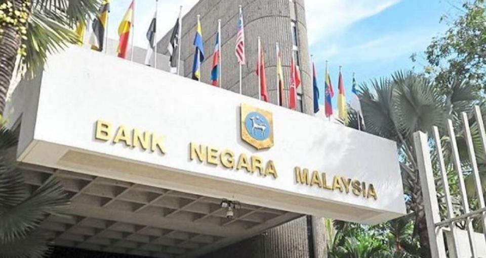 Bank Negara Malaysia recently announced that the Malaysian government and central bank are taking coordinated action to ensure the ringgit is stable. However, this may mean little to struggling parents and students. (PHOTO: D. Kanyakumari)
