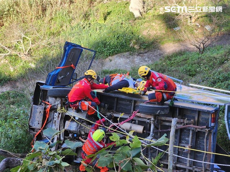 立委候選人謝志忠宣傳車翻落山坡，駕駛一度受困。（圖／民眾提供）